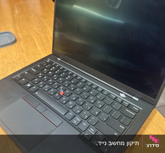 מחשב נייד ThinkPad X1 על שולחן עץ